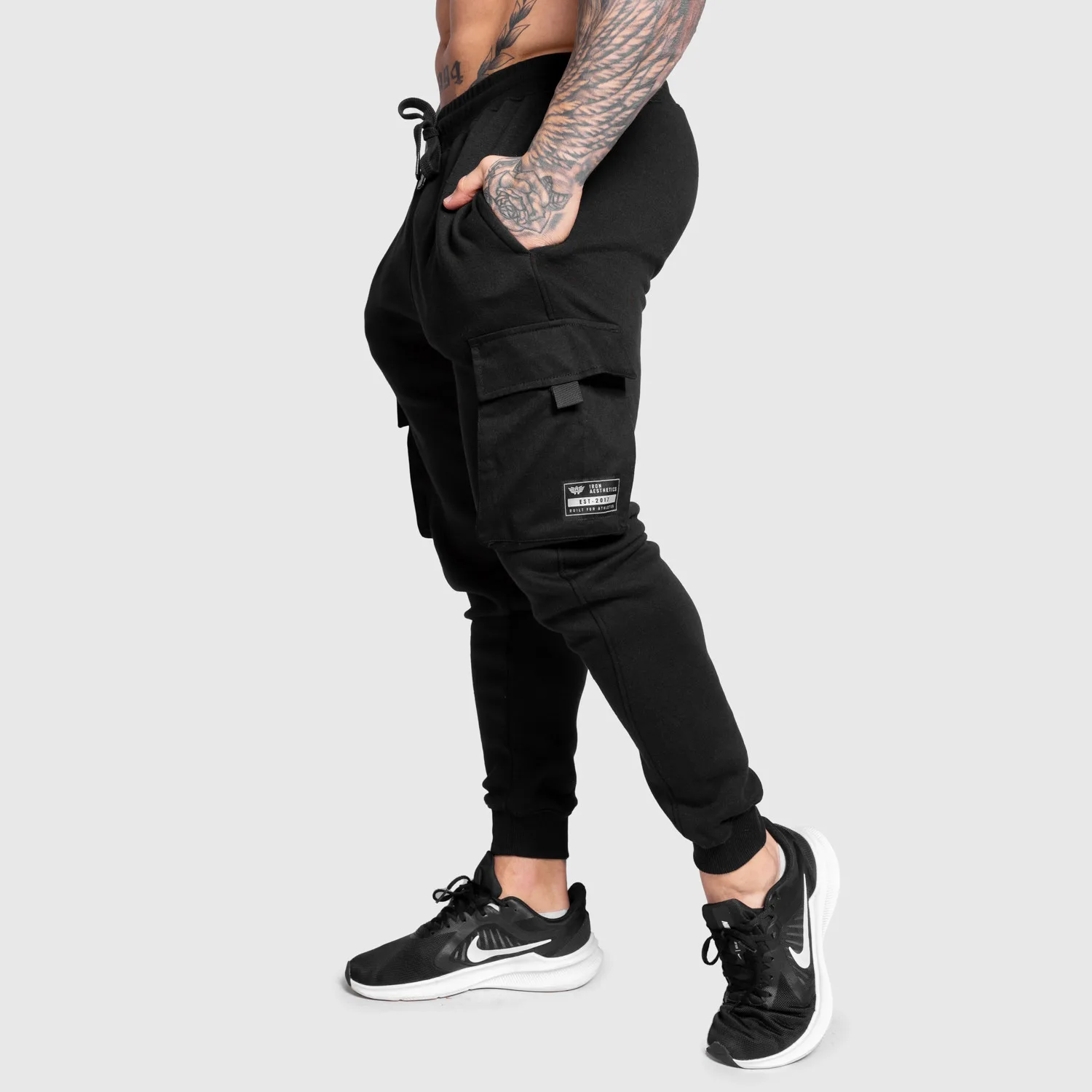 Pantaloni de trening bărbați Iron Aesthetics Cargo Joggers, negri-1
